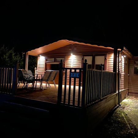 Stunning 4-Bedroom Cabin With Hot Tub In Beattock! Eksteriør billede