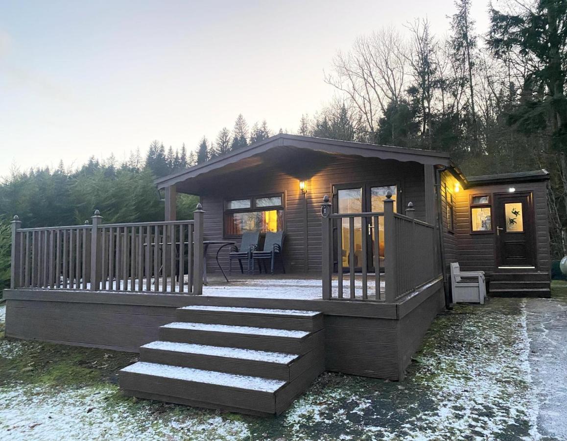 Stunning 4-Bedroom Cabin With Hot Tub In Beattock! Eksteriør billede