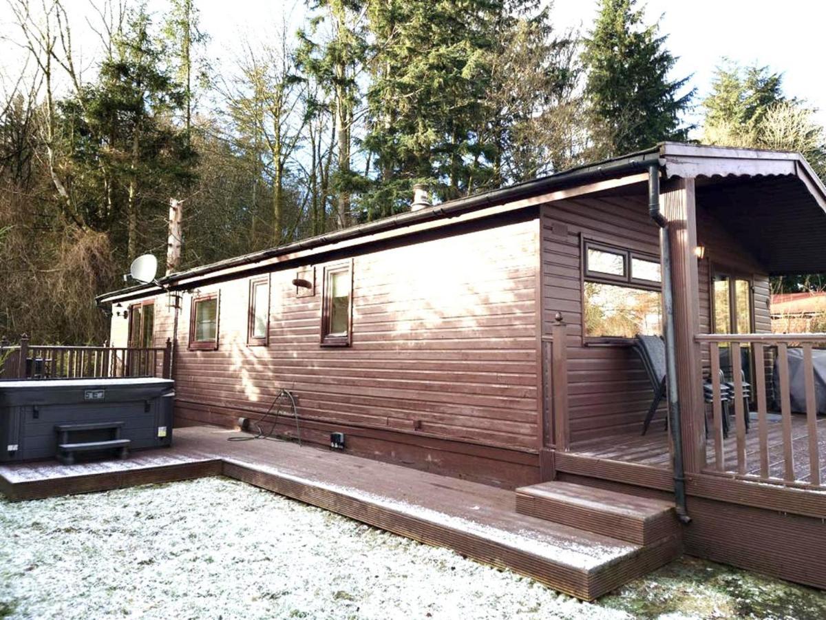 Stunning 4-Bedroom Cabin With Hot Tub In Beattock! Eksteriør billede