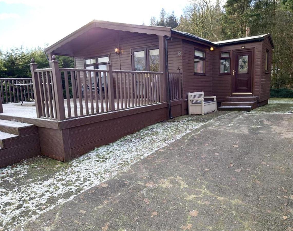 Stunning 4-Bedroom Cabin With Hot Tub In Beattock! Eksteriør billede