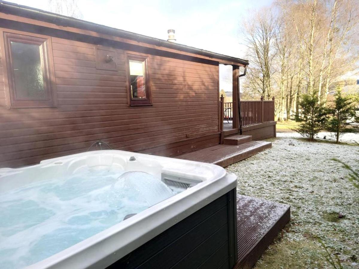 Stunning 4-Bedroom Cabin With Hot Tub In Beattock! Eksteriør billede