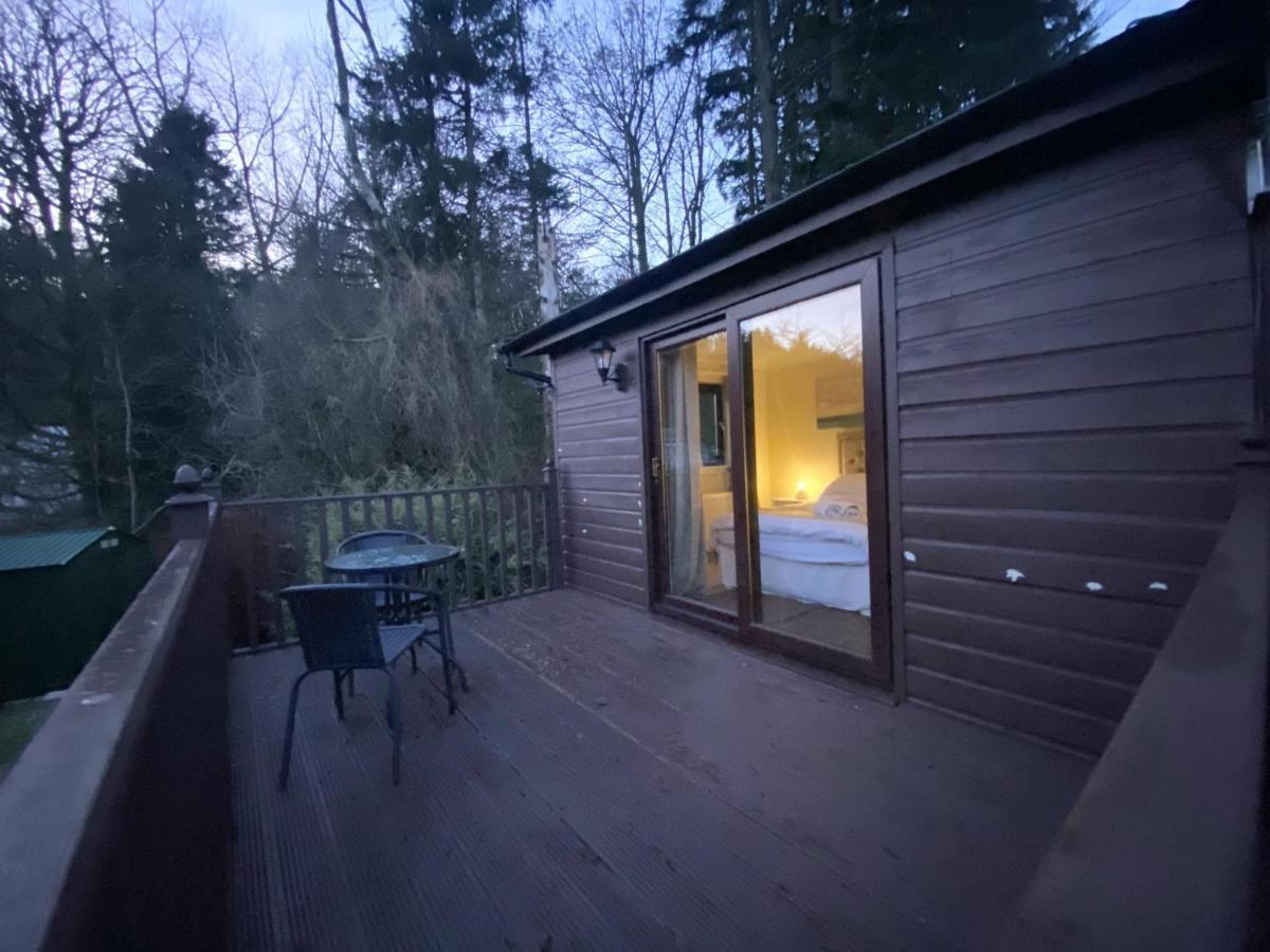 Stunning 4-Bedroom Cabin With Hot Tub In Beattock! Eksteriør billede