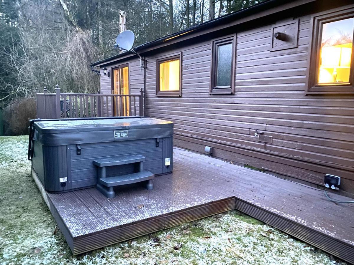 Stunning 4-Bedroom Cabin With Hot Tub In Beattock! Eksteriør billede