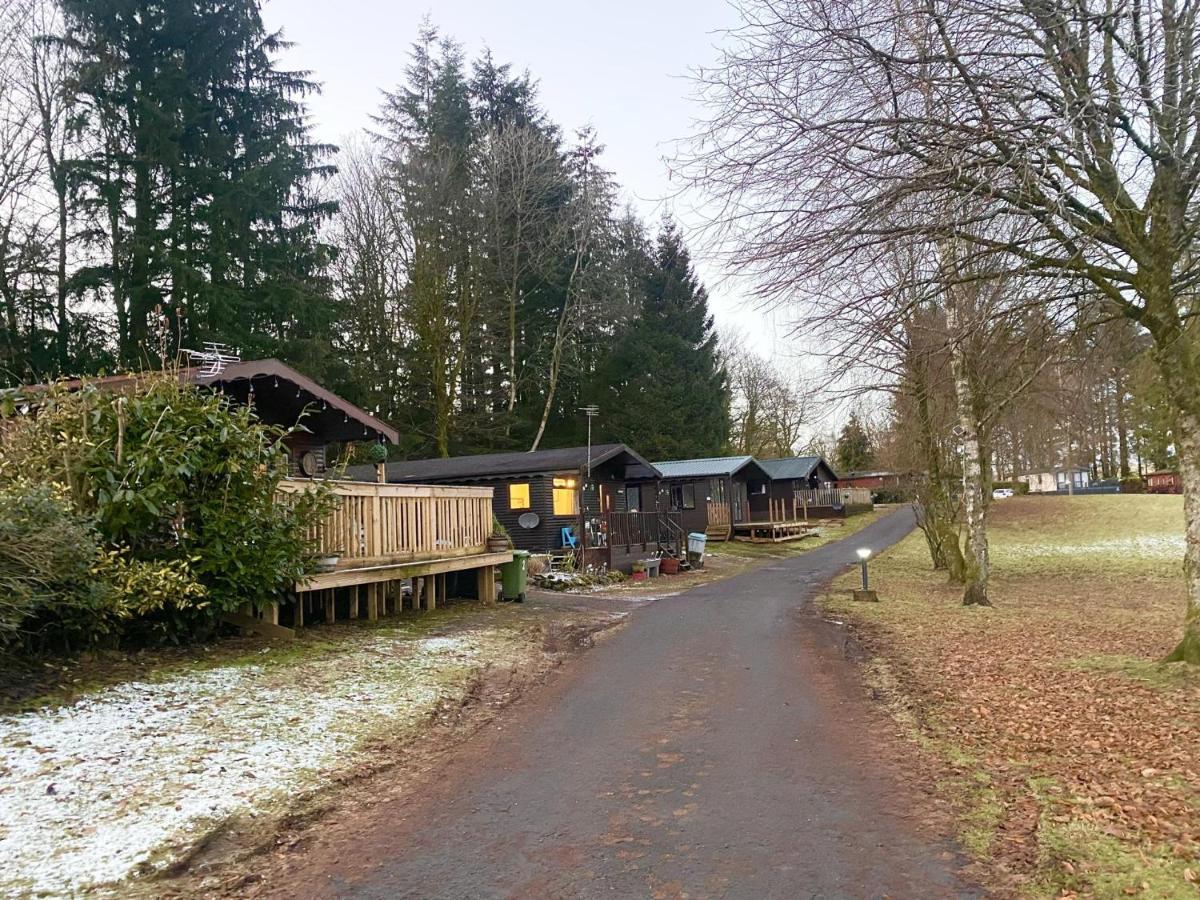 Stunning 4-Bedroom Cabin With Hot Tub In Beattock! Eksteriør billede