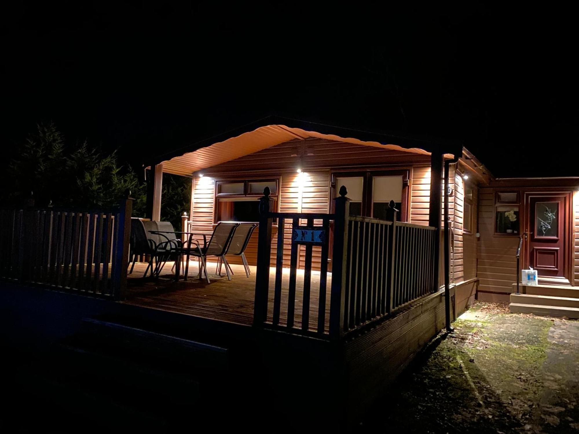 Stunning 4-Bedroom Cabin With Hot Tub In Beattock! Eksteriør billede